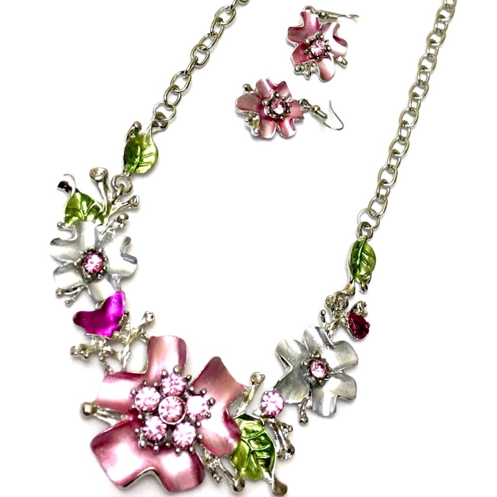 ⛔️LAST CALL!!⛔️Floral🌸 statement necklace with earrings✨